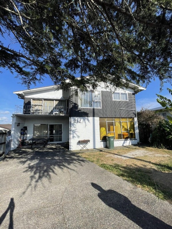 2/212 Te Atatu Road, Te Atatu South, Auckland - Carousel 1