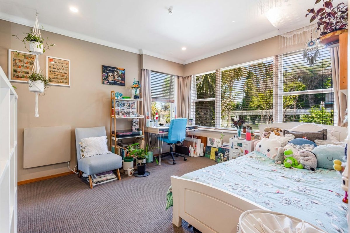 23 Gloria Avenue, Te Atatu Peninsula, Auckland - Carousel 2