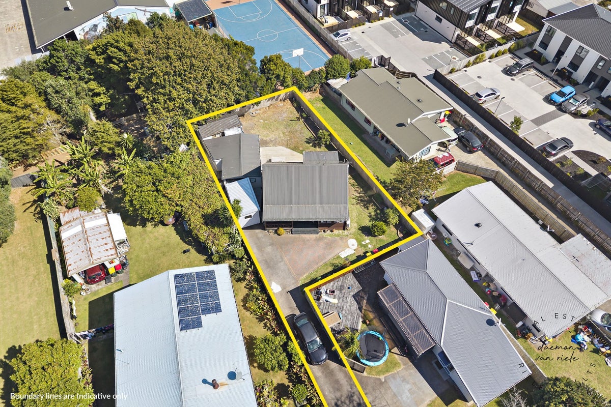 13 Blanes Road, Weymouth, Auckland - Carousel 13