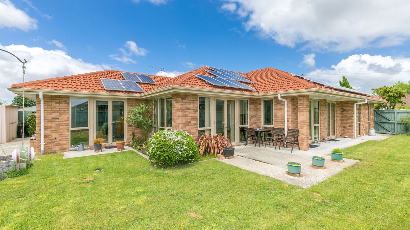 211 Dixon Road, Fitzroy, Hamilton - Carousel 1