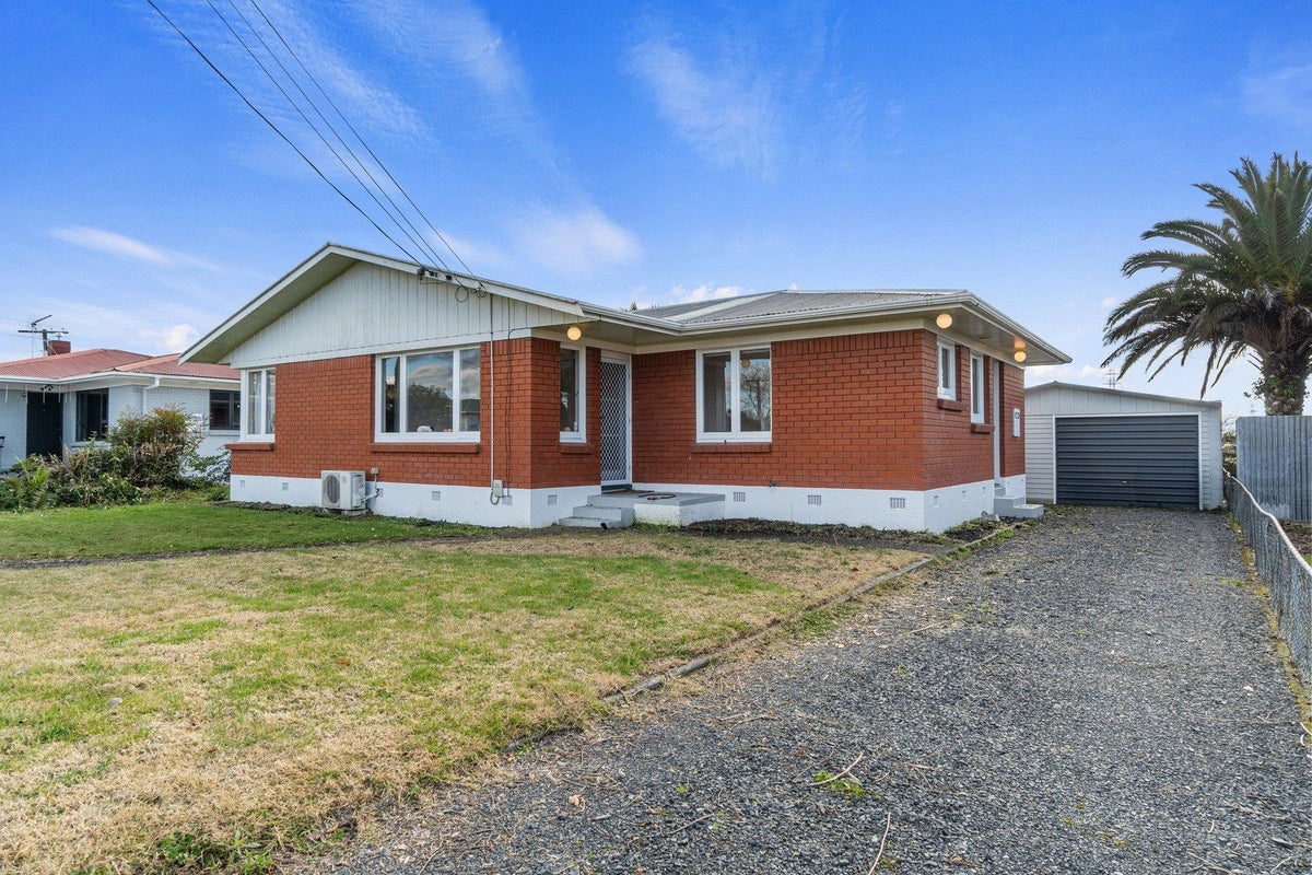15 Sheridan Street, Silverdale, Hamilton - Carousel 1