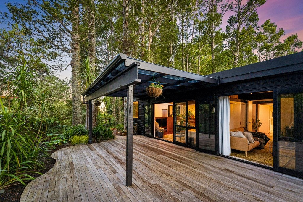 34 Hollywood Avenue, Titirangi, Auckland - Carousel 2