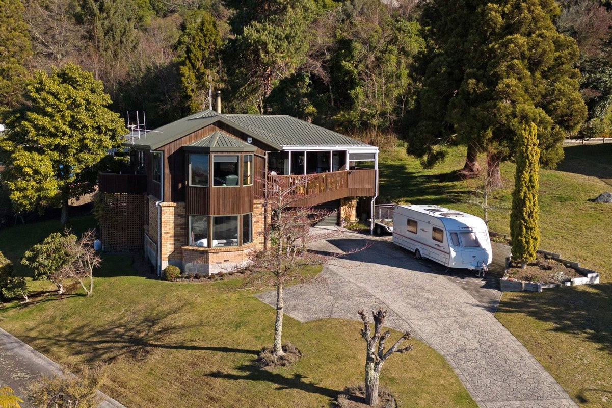 13 Cherry Lane, Acacia Bay, Taupo - Carousel 1