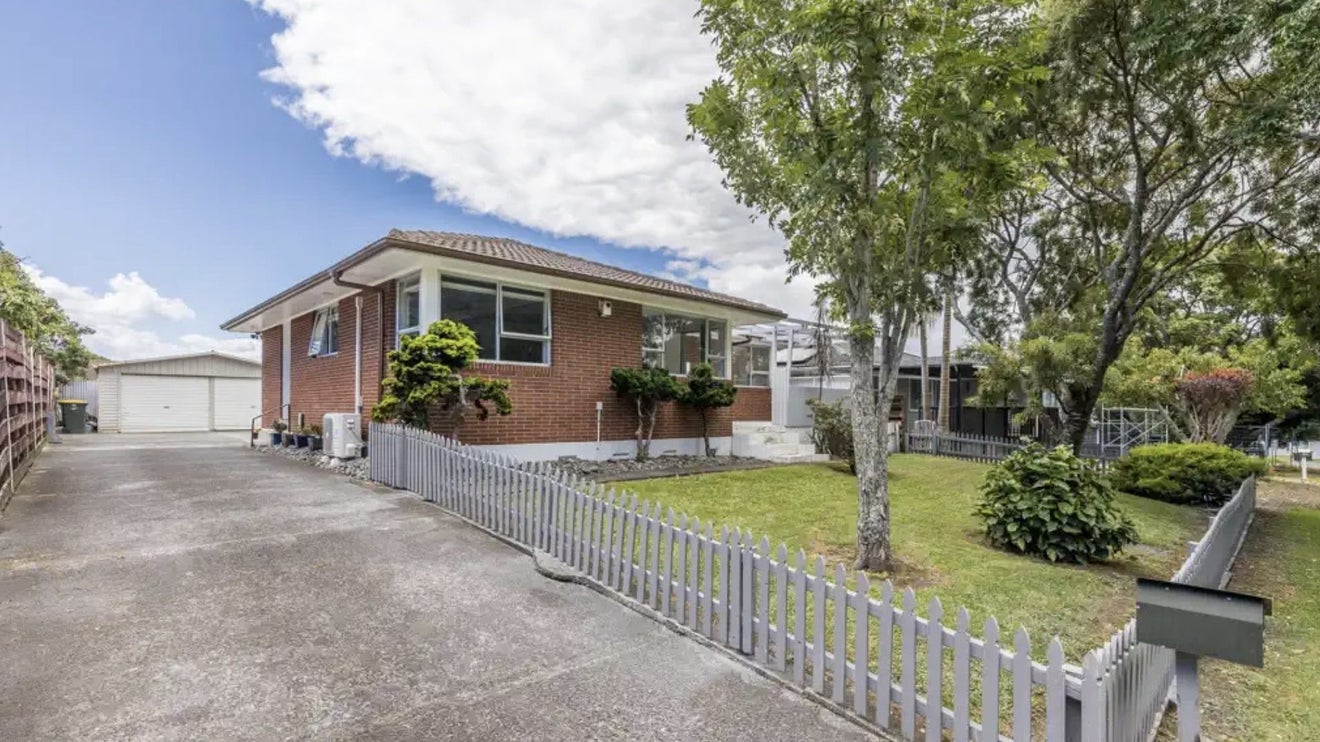 8 Leaver Place, Weymouth, Auckland - Carousel 1