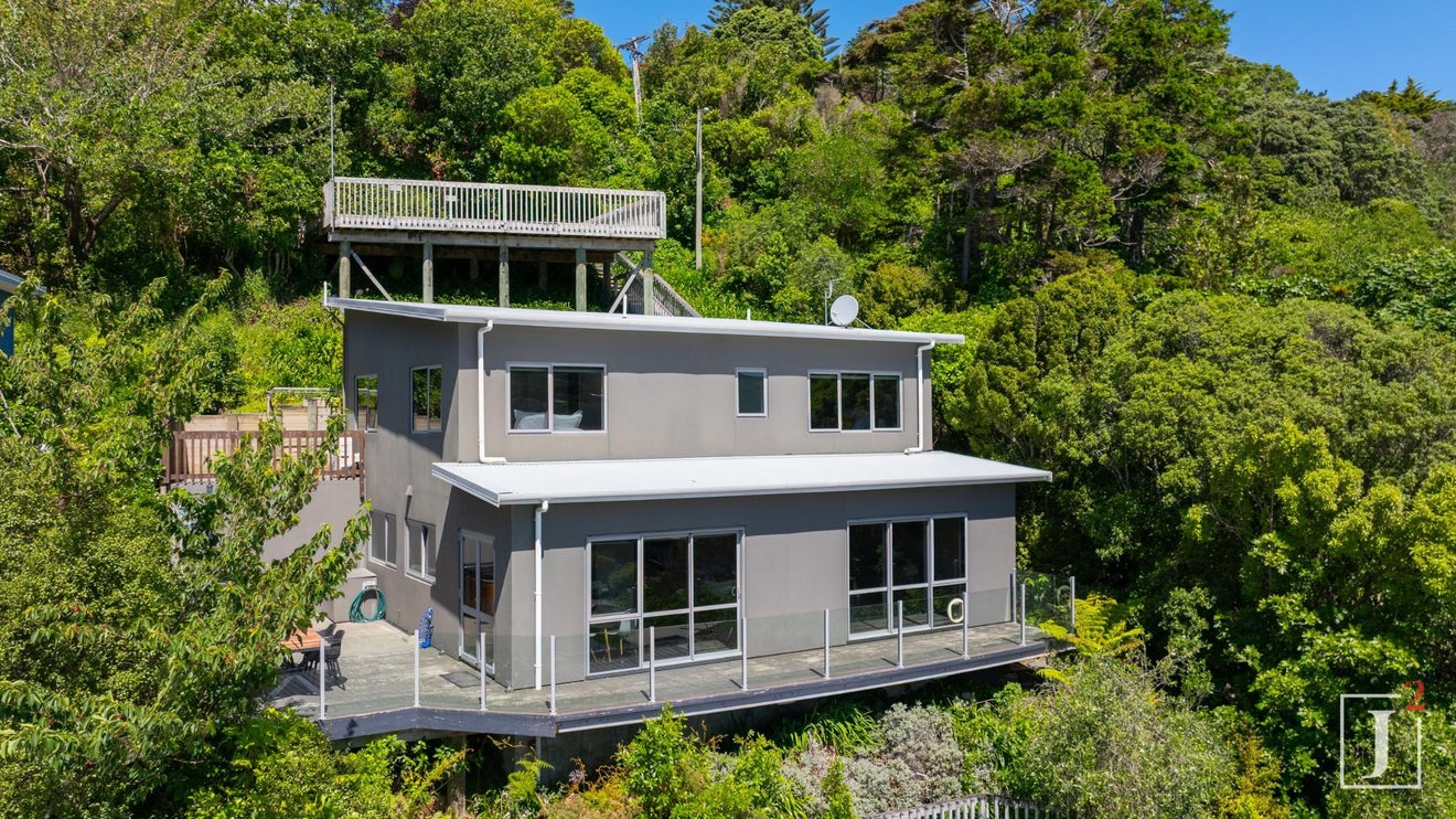 19 Court Road, Tawa, Wellington - Carousel 1