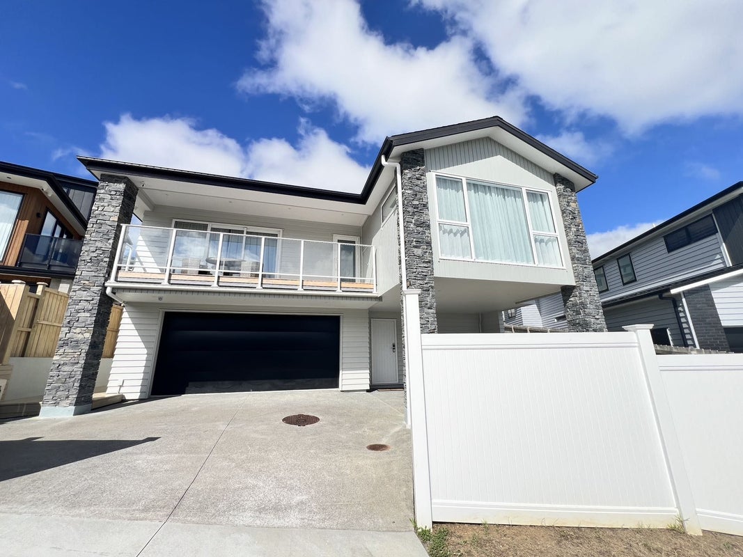 8 Hooten Place, Oteha, Auckland - Carousel 1
