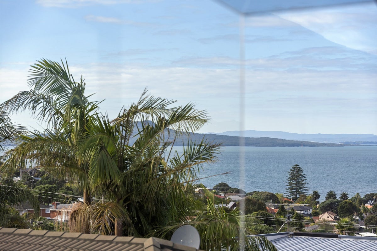 2/10 Knights Road, Rothesay Bay, Auckland - Carousel 2