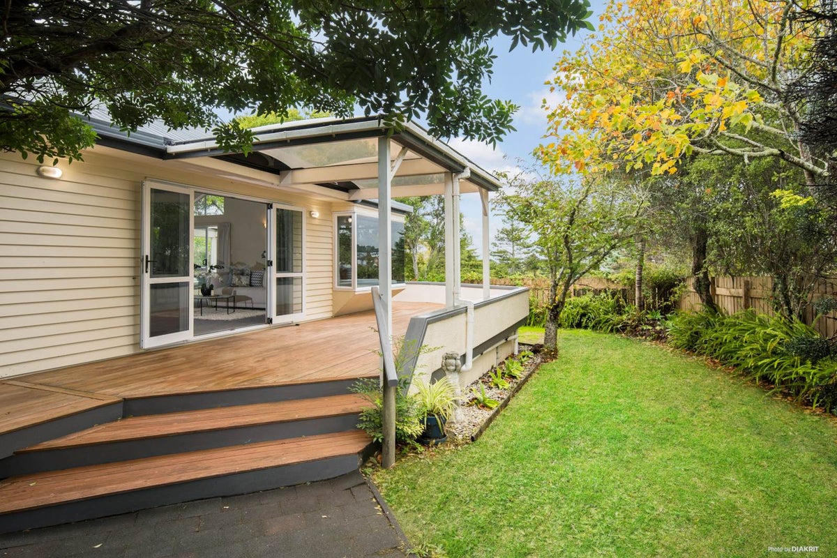2/956 East Coast Road, Northcross, Auckland - Carousel 1
