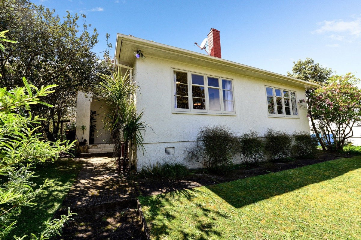 38 Plunket Terrace, Hamilton East, Hamilton - Carousel 2