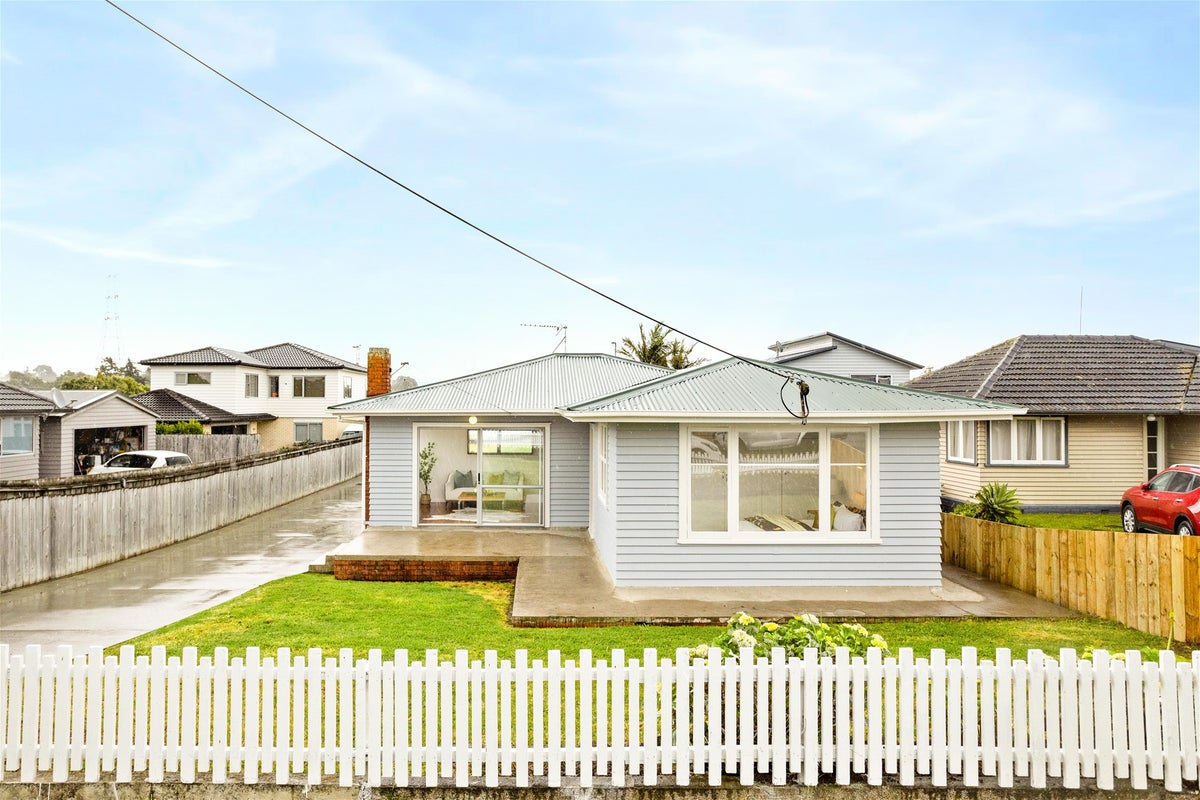 18 Karamu Street, Te Atatu Peninsula, Auckland - Carousel 1