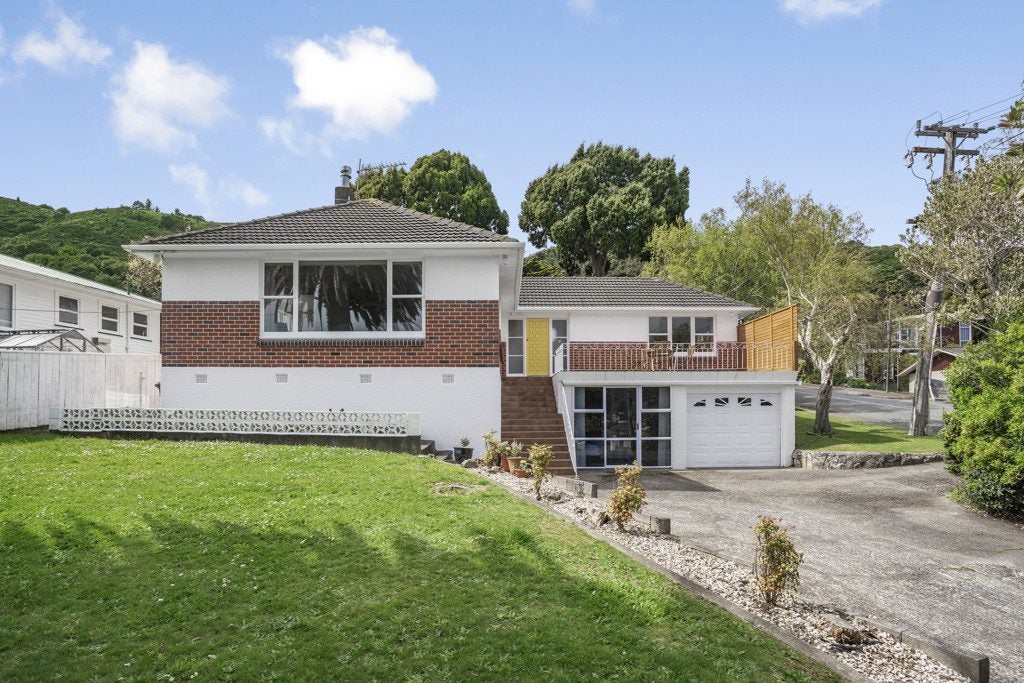 2 Isabel Grove, Wainuiomata, Lower Hutt - Carousel 2