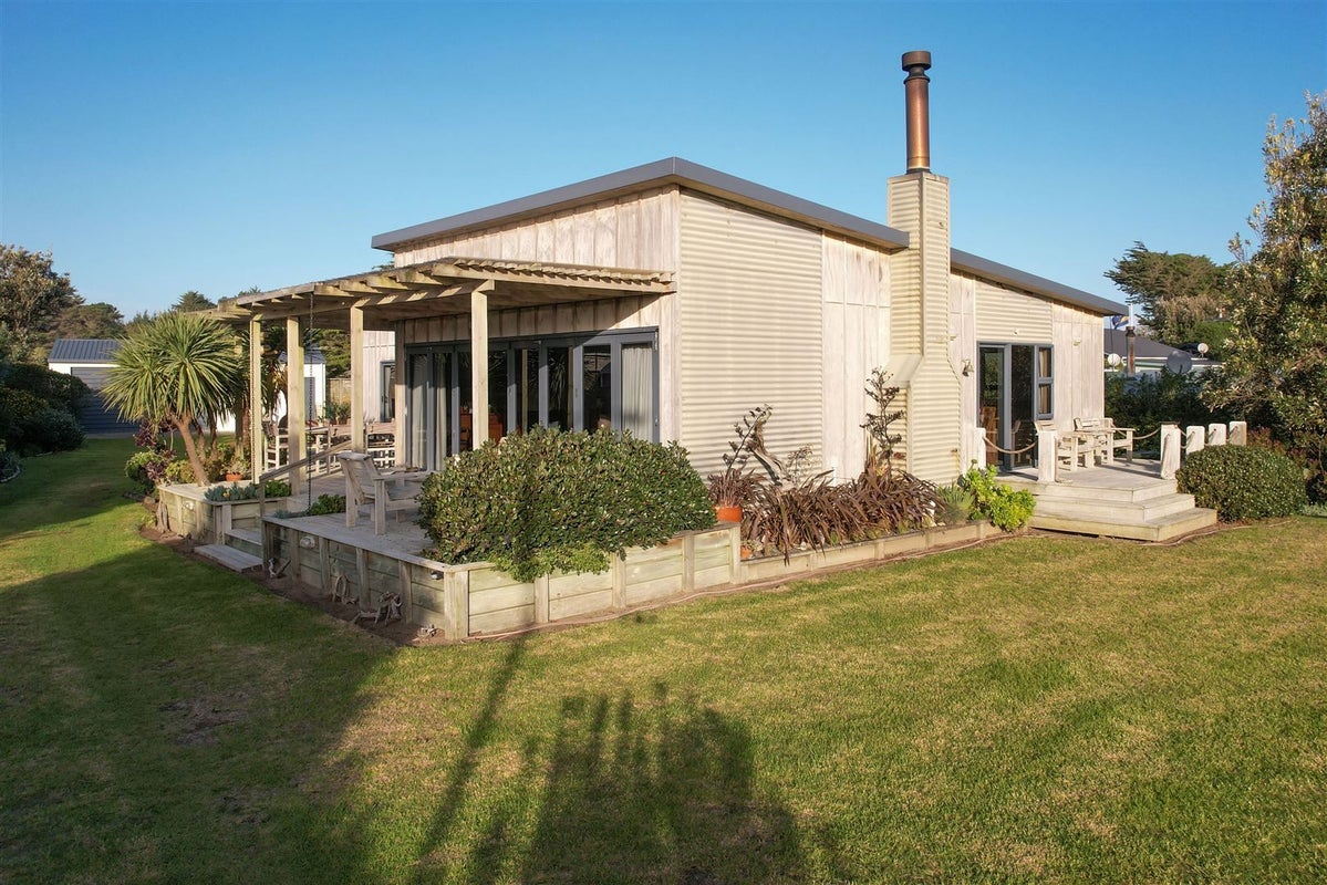 28 Kent Avenue, Waitarere Beach, Levin - Carousel 1
