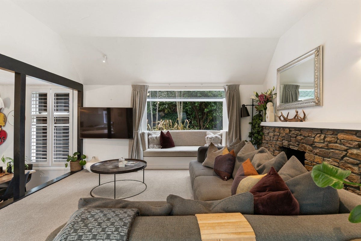 32 Evergreen Place, Sunshine Bay, Queenstown - Carousel 1