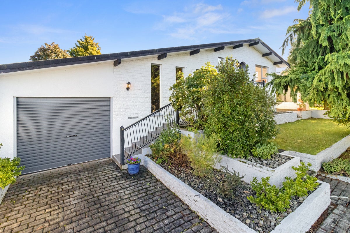 7 Lansdowne Crescent, Glenview, Hamilton - Carousel 1