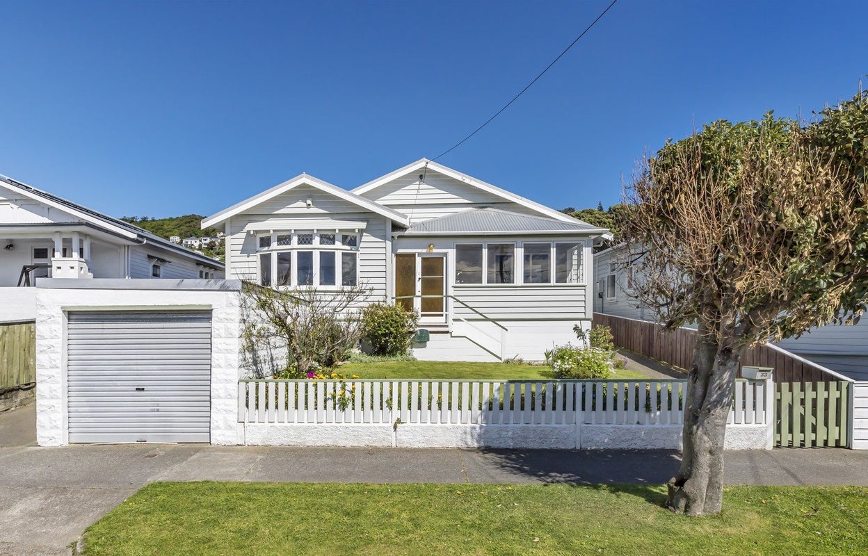33 Palm Avenue, Lyall Bay, Wellington - Carousel 1