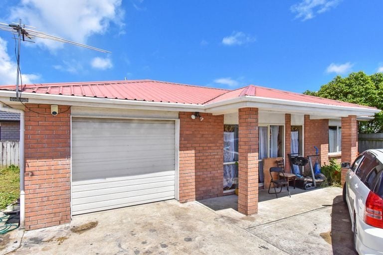 323 Massey Road, Mangere East, Auckland - Carousel 1