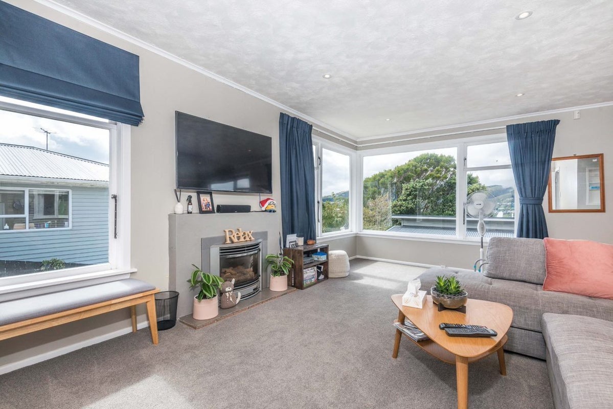 24 Franklyn Road, Tawa, Wellington - Carousel 2