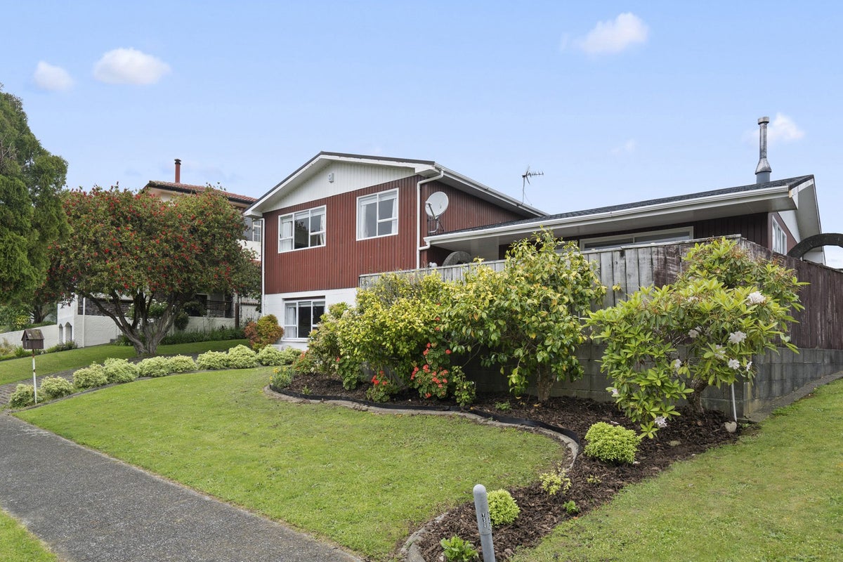 18 Brightwater Crescent, Totara Park, Upper Hutt - Carousel 1