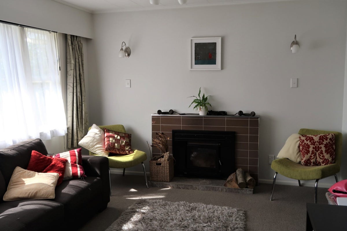1 Mckelvey Place, Tawa, Wellington - Carousel 2