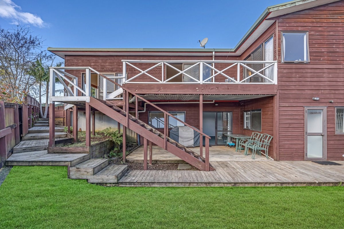 13 Glenshee Place, Highland Park, Auckland - Carousel 1