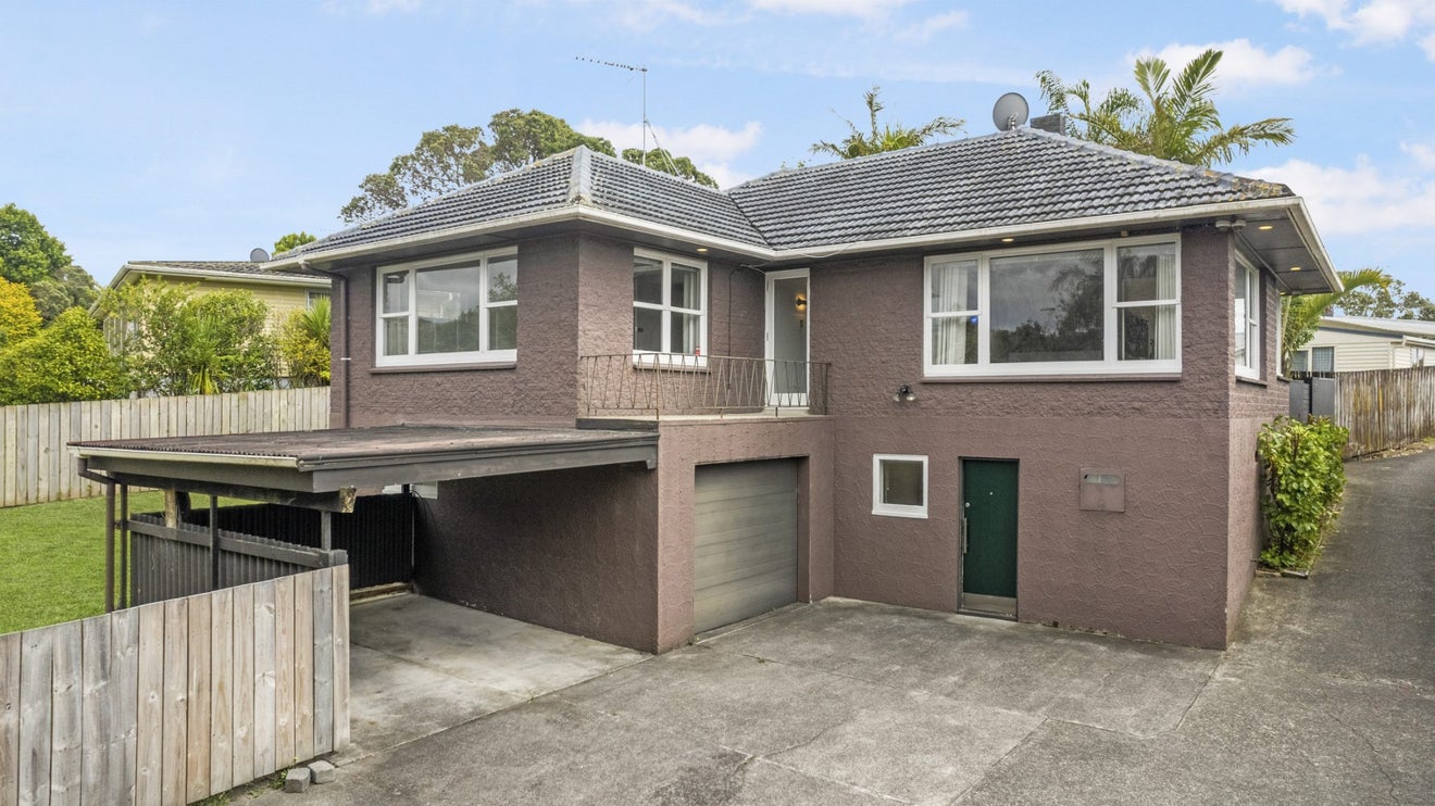 31 Lyndhurst Road, Te Atatu South, Auckland - Carousel 1