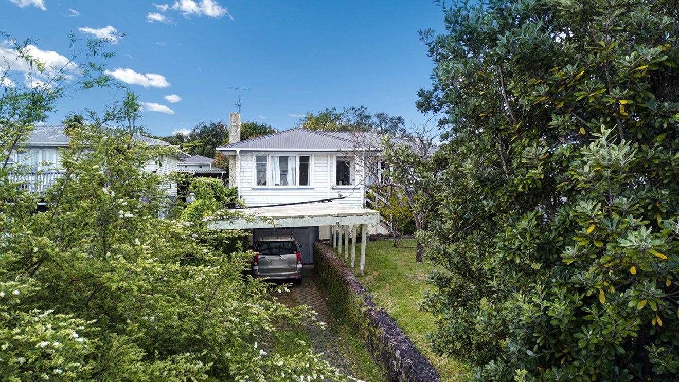 8 Coniston Avenue, Te Atatu South, Auckland - Carousel 2