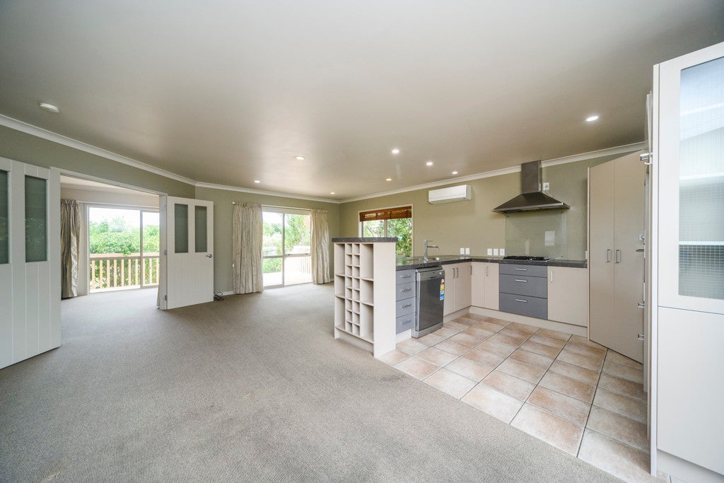 21 Johnstone Drive, Fitzherbert, Palmerston North - Carousel 2