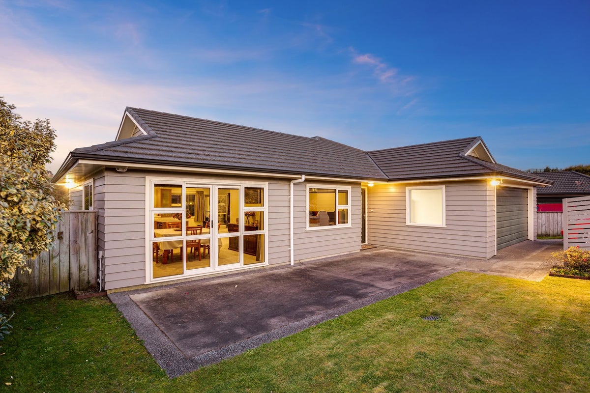 3 Catlins Glen, Aotea, Porirua - Carousel 2
