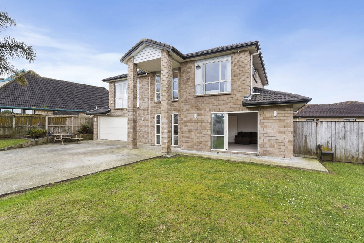 18 Nicholas Gibbons Drive, Clendon Park, Auckland - Carousel 2
