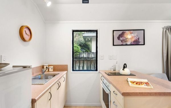6 Creswick Terrace, Northland, Wellington - Carousel 2