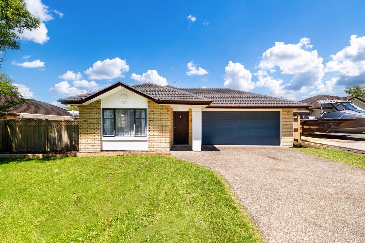 8 Avonglen Court, Wattle Downs, Auckland - Carousel 1