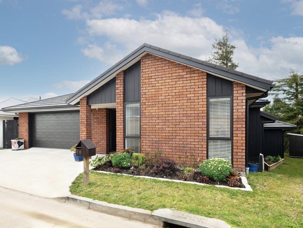 19 Lily Way, Pyes Pa, Tauranga - Carousel 1