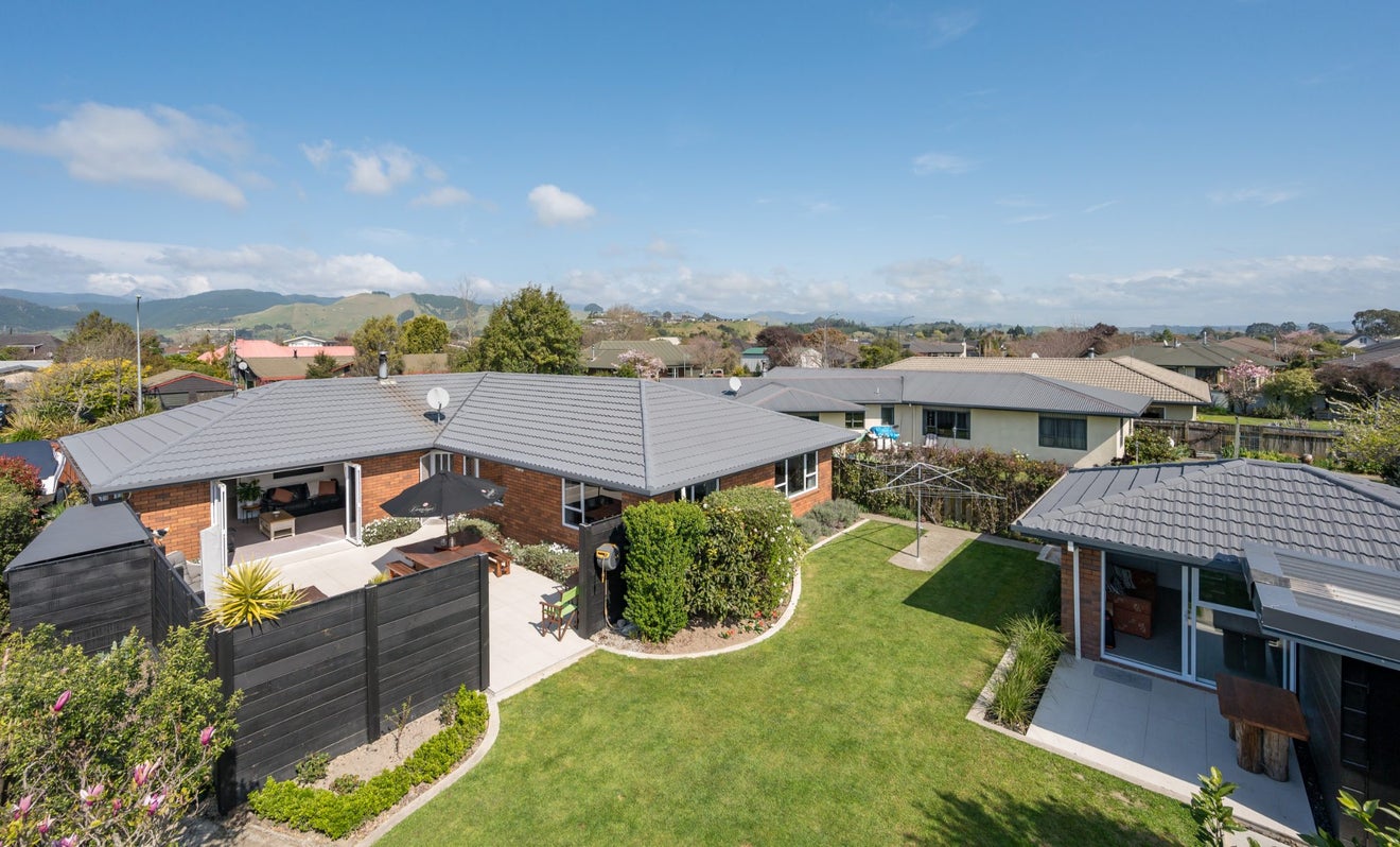 12 Malthouse Crescent, Brightwater - Carousel 1