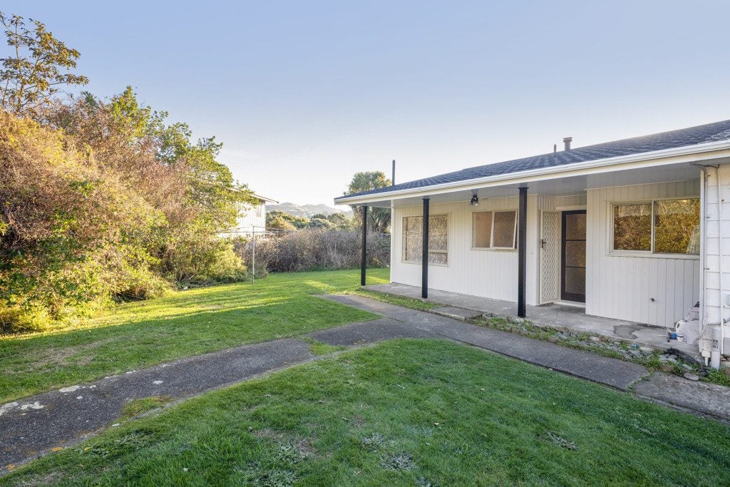 3/10 Petherick Crescent, Johnsonville, Wellington - Carousel 1