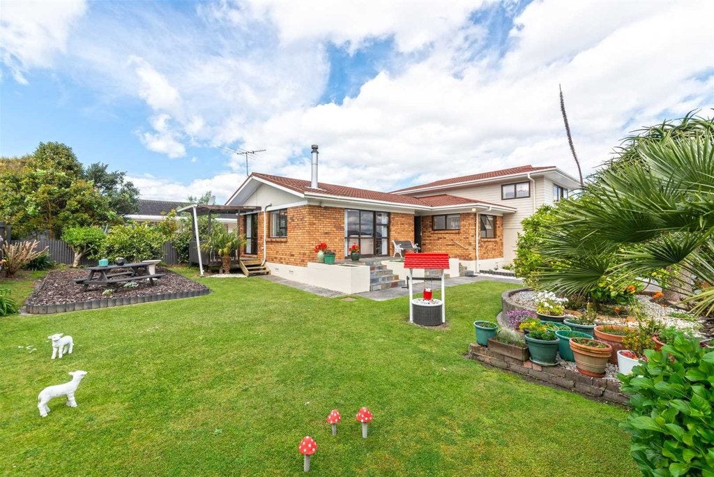 208 Edmonton Road, Te Atatu South, Auckland - Carousel 1