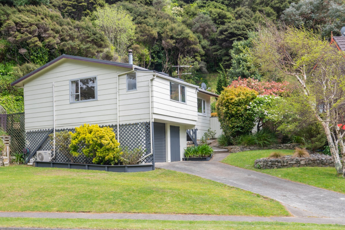 42 Postgate Drive, Whitby, Porirua - Carousel 2
