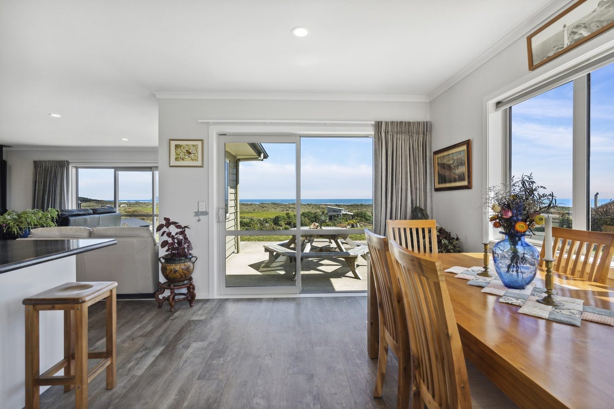 17 Uxbridge Terrace, Waikawa Beach, Manakau - Carousel 2
