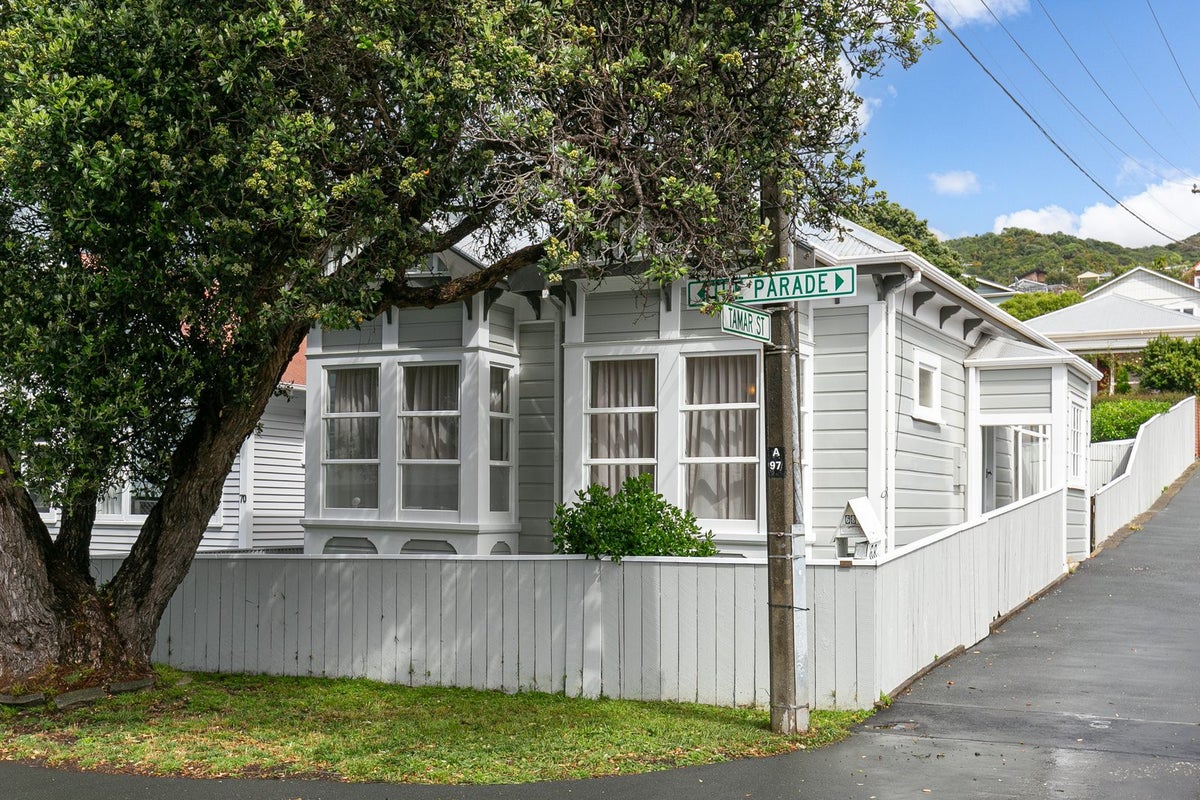 68 The Parade, Island Bay, Wellington - Carousel 1
