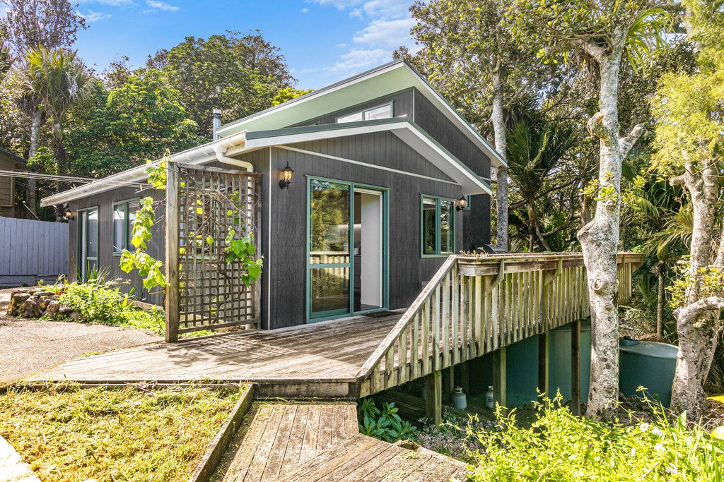 99 Queens Drive, Oneroa, Waiheke Island - Carousel 1