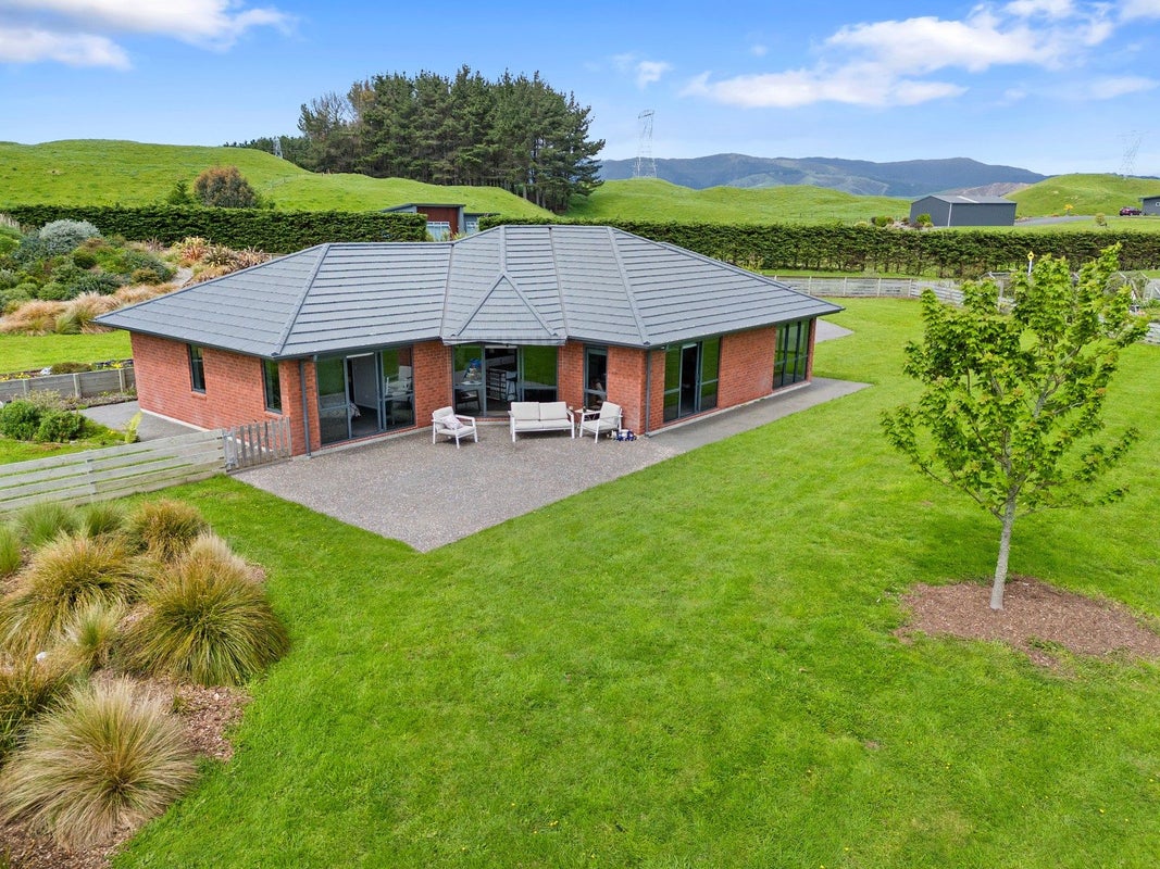 40 Kristin Place, Manakau, Levin - Carousel 1
