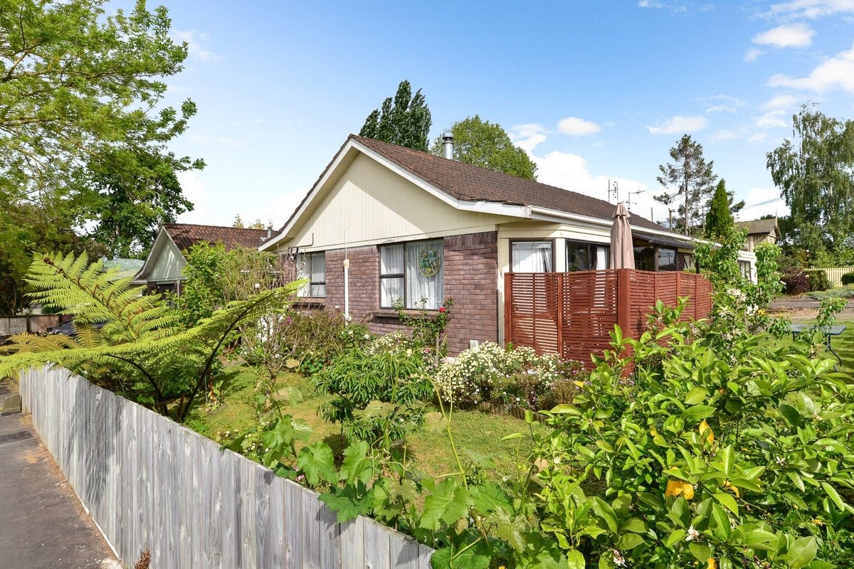 120 Clyde Street, Hamilton East, Hamilton - Carousel 1