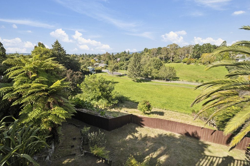 14 Taiporutu Place, Springfield, Rotorua - Carousel 1