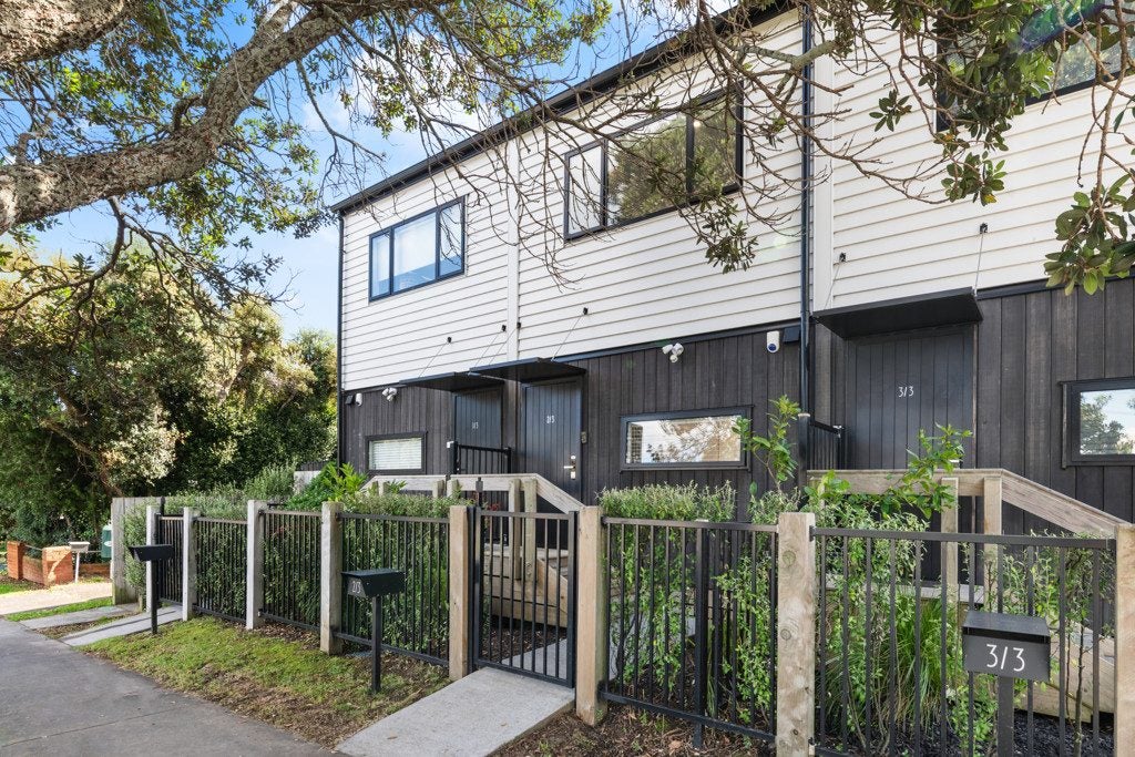 2/3 Rimu Road, Mangere Bridge, Auckland - Carousel 1