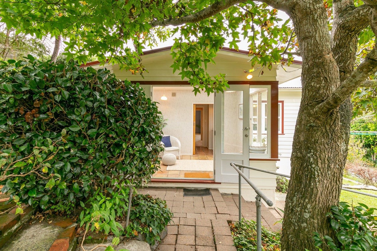 1A Trelissick Crescent, Ngaio, Wellington - Carousel 1