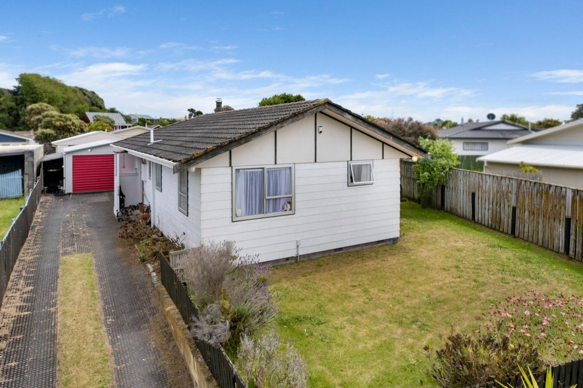 2 Colenso Place, Otaki Beach, Otaki - Carousel 1