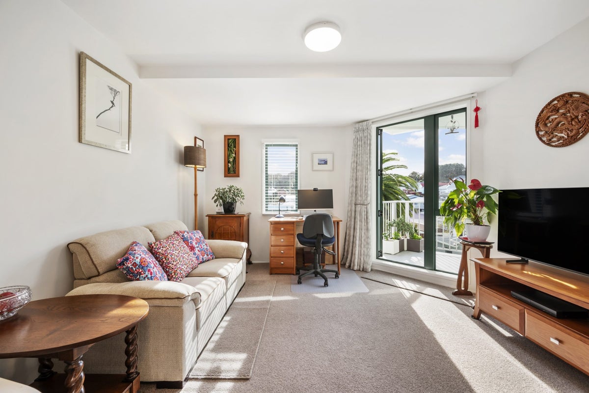 C9/13 palm GR, BERHAMPORE, WELLINGTON - Carousel 1