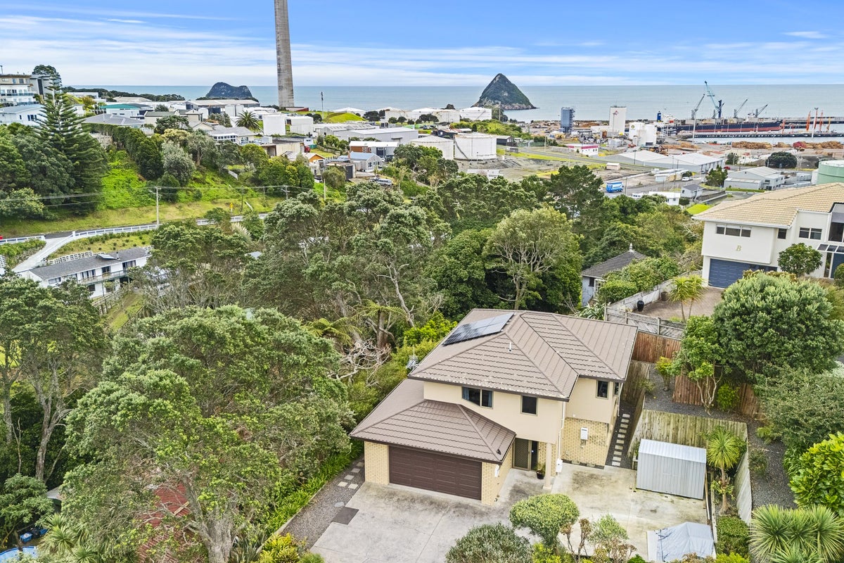 18 Parris Street, Moturoa, New Plymouth - Carousel 1