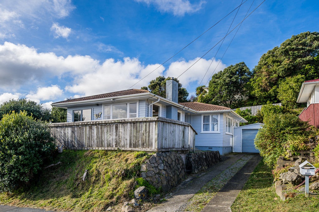 11 Catherine Crescent, Paparangi, Wellington - Carousel 1