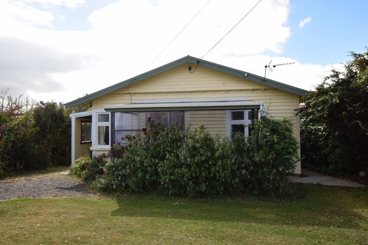 5 Bath Street, Brighton, Dunedin - Carousel 1