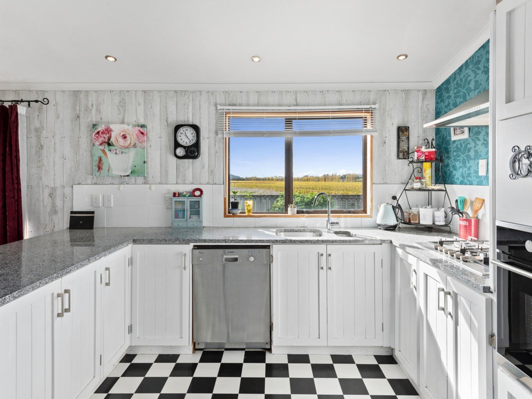 1435 Redwood Pass Road, Lower Dashwood - Carousel 2
